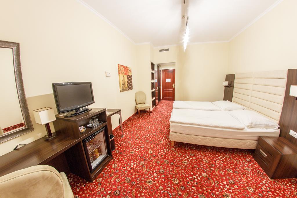 Hotel Kristaly Imperial Тата Екстериор снимка