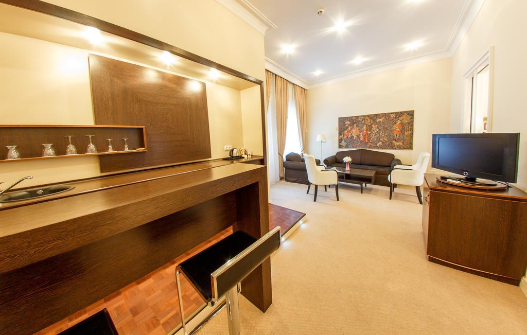 Hotel Kristaly Imperial Тата Екстериор снимка