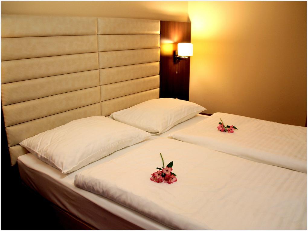 Hotel Kristaly Imperial Тата Екстериор снимка