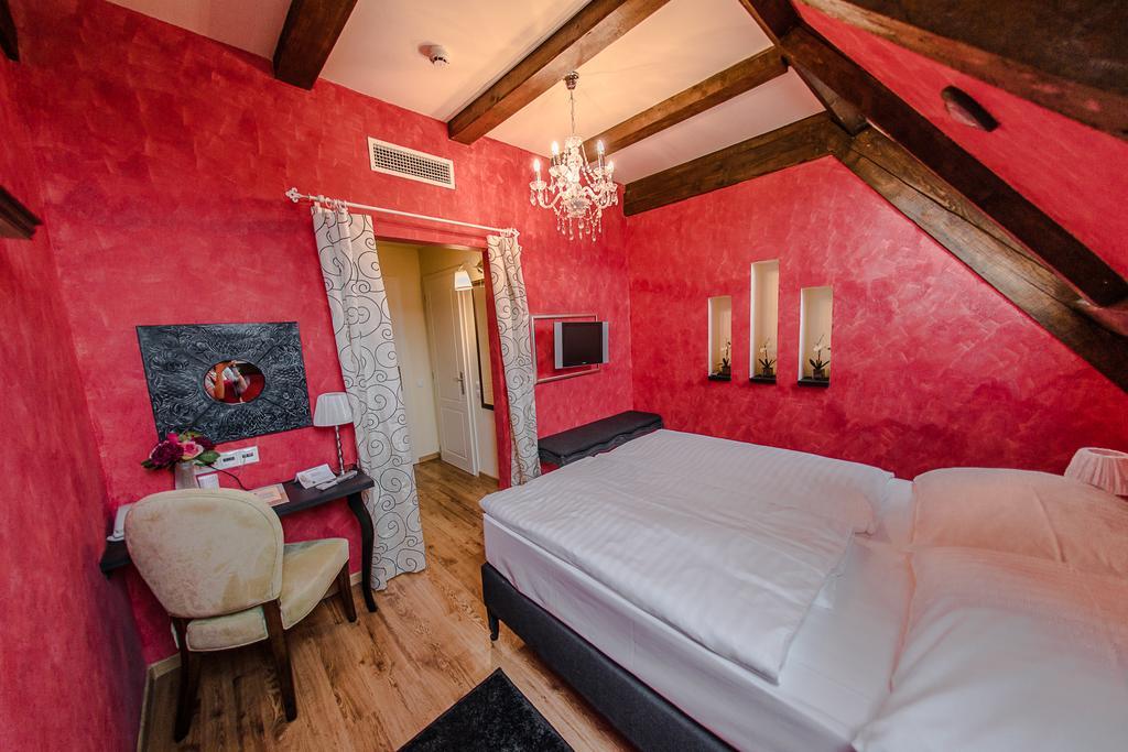 Hotel Kristaly Imperial Тата Екстериор снимка