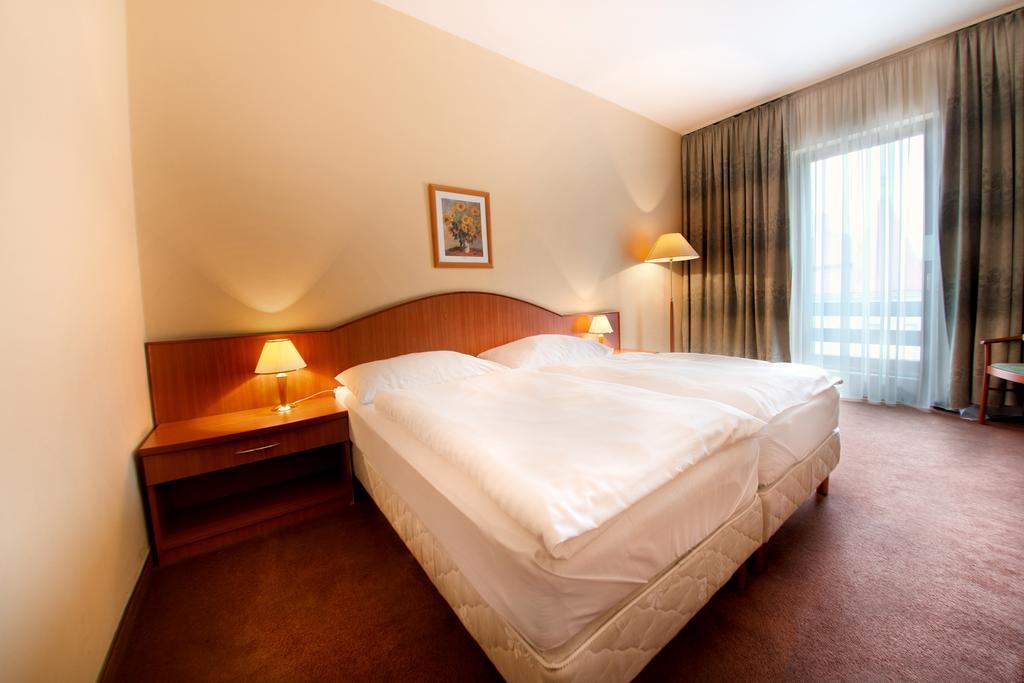 Hotel Kristaly Imperial Тата Екстериор снимка