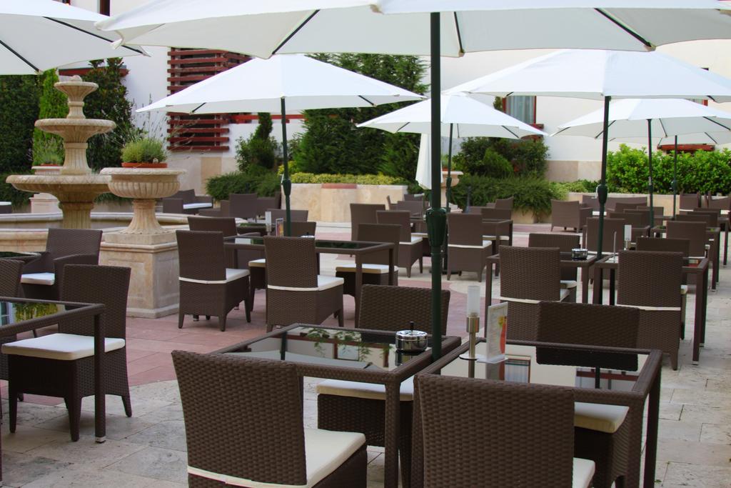 Hotel Kristaly Imperial Тата Екстериор снимка