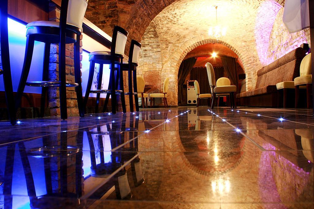 Hotel Kristaly Imperial Тата Екстериор снимка