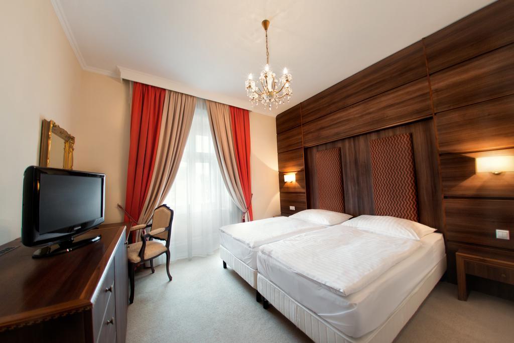Hotel Kristaly Imperial Тата Екстериор снимка