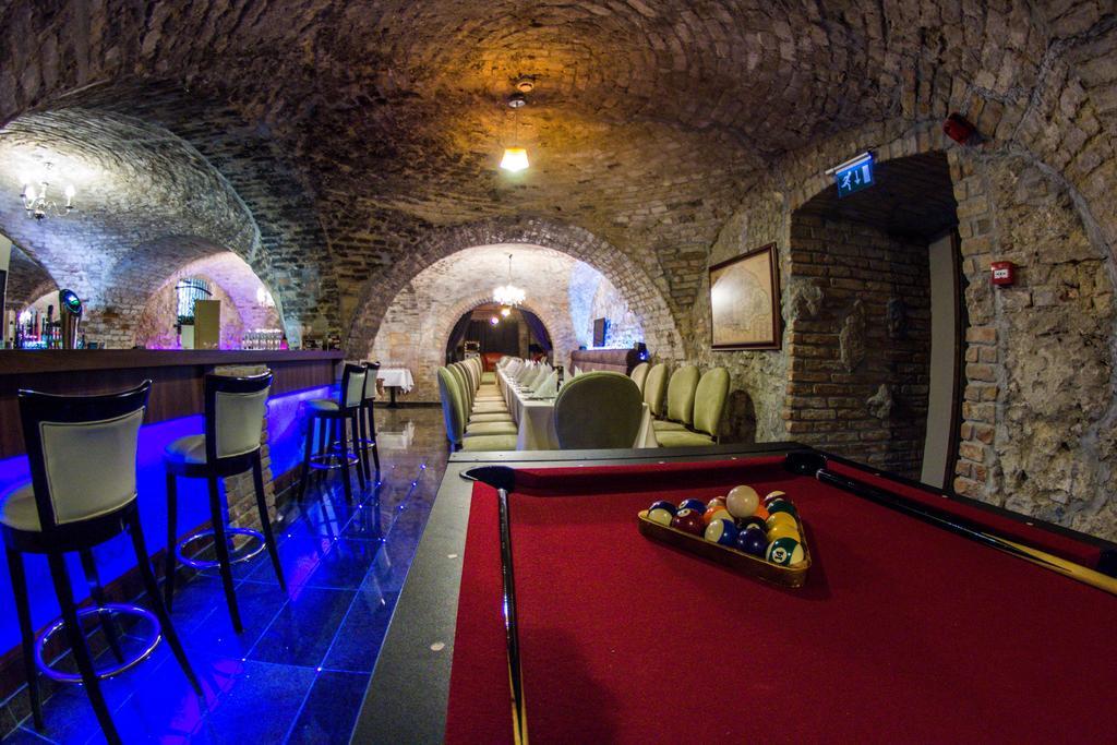 Hotel Kristaly Imperial Тата Екстериор снимка