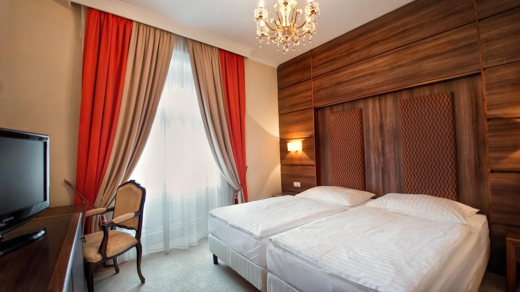 Hotel Kristaly Imperial Тата Екстериор снимка