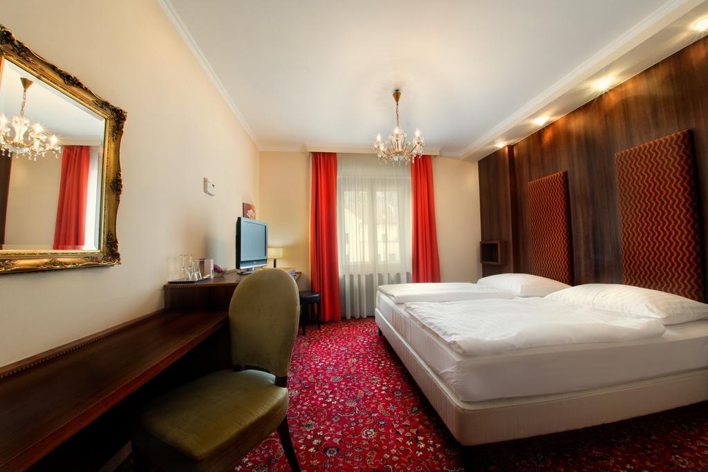Hotel Kristaly Imperial Тата Екстериор снимка