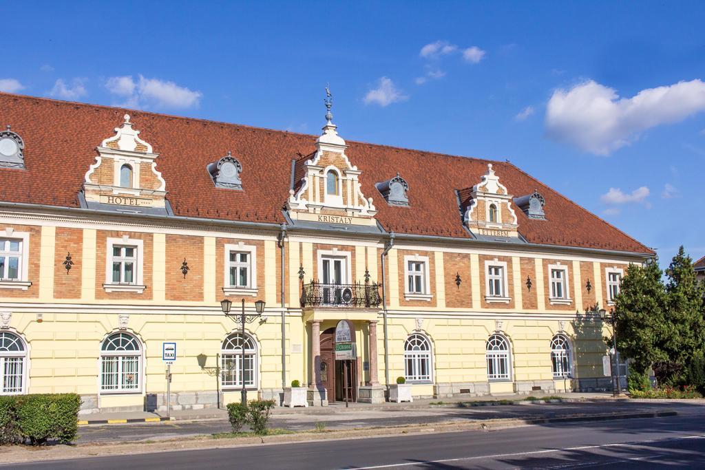 Hotel Kristaly Imperial Тата Екстериор снимка