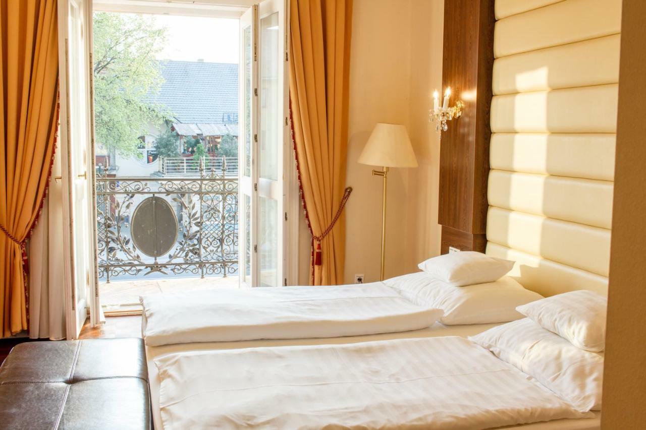 Hotel Kristaly Imperial Тата Екстериор снимка