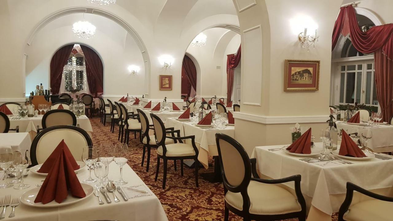 Hotel Kristaly Imperial Тата Екстериор снимка