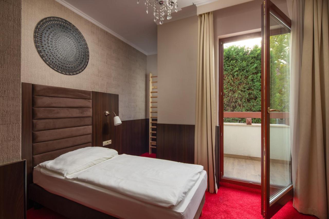 Hotel Kristaly Imperial Тата Екстериор снимка