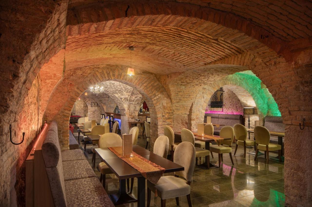 Hotel Kristaly Imperial Тата Екстериор снимка