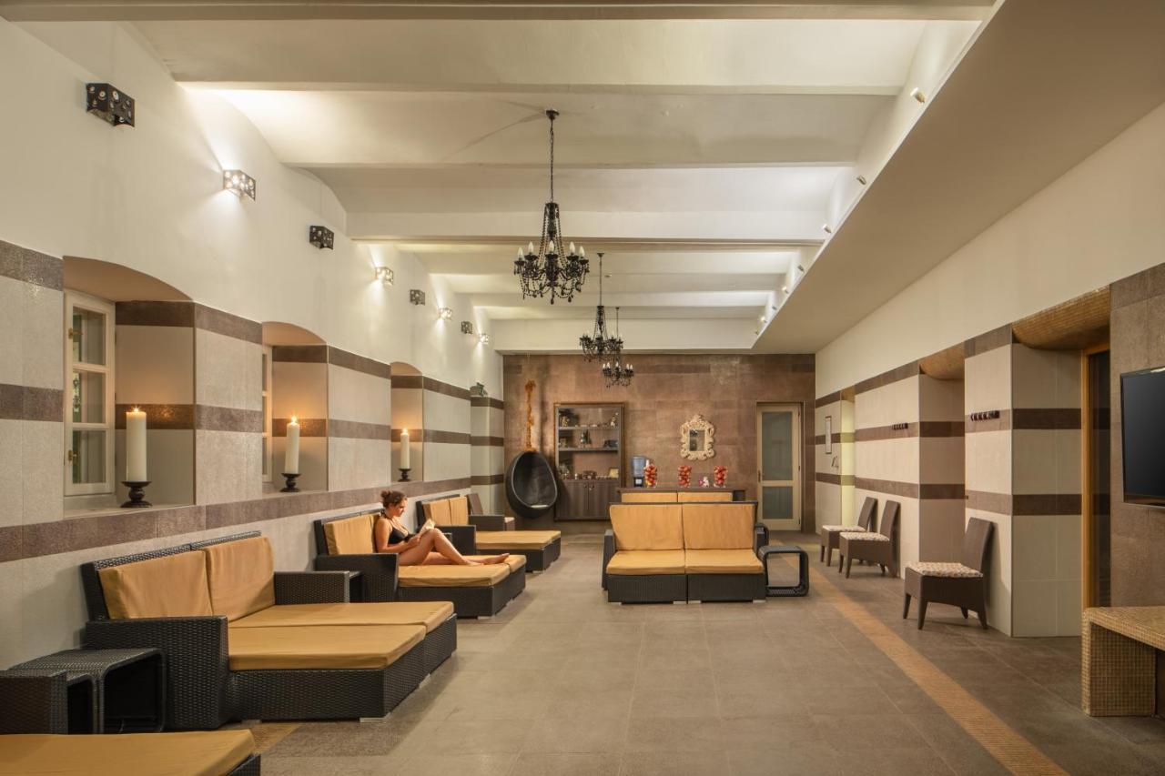Hotel Kristaly Imperial Тата Екстериор снимка